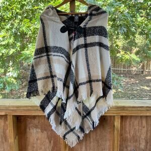 Vince Camuto Black Ivory Soft Knit Hooded Poncho One Size. NEW